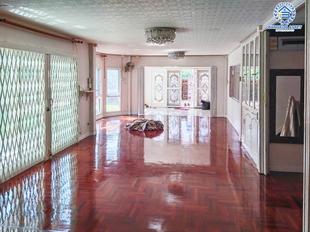 *****บ้านเดี่ยวมือสองย่านกรุงเทพฯ ม.ซื่อตรง28 นวมินทร์ เนื้อที่กว้างขวางมากถึง 108 ตร.ว. ฟังก์ชัน 5 ห้องนอน 4 ห้องน้ำ ที่จอดรถ 2 คัน บ้านหลังใหญ่ พื้นที่ใช้สอยกว้างขวาง พร้อมเข้าอยู่ บนทำเลแห่งการเดินทาง ใกล้รถไฟฟ้าสายสีชมพู "สถานีรามอินทรา40" และจุดขึ้นทางด่วน "รามอินทรา"